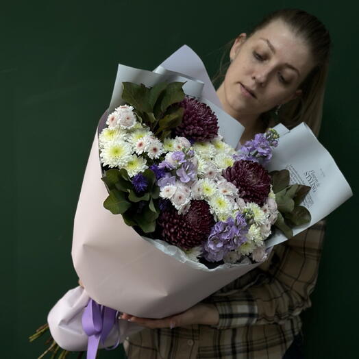 Букет «Фантазия» хризантема бигуди, кустовая хризантема, маттиола, сентябринка