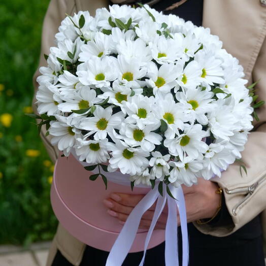 Белые кустовые хризантемы в шляпной коробке "Лея"
