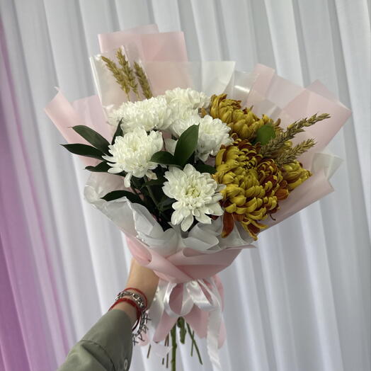 «Белые хризантемы и двухцветные жёлто-бордовые» 🌼🤍