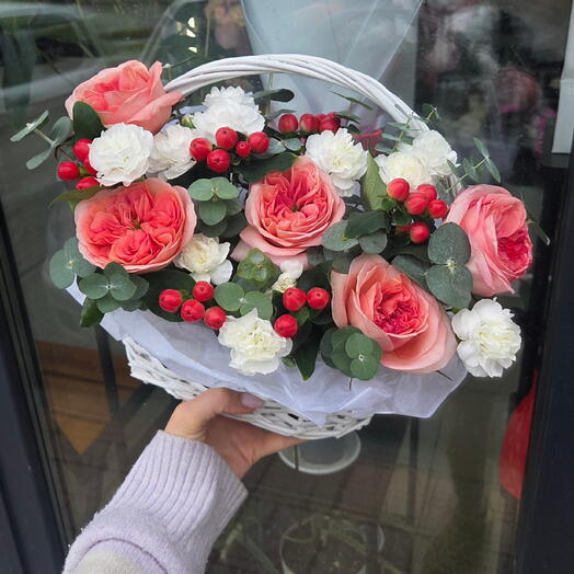 Корзина с пионовидными розами