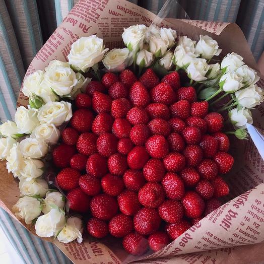 Букет из Свежей Клубники и Кустовой Розы L