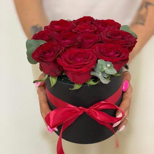 11 rosas rojas con eucalipto en una Caja de sombrero