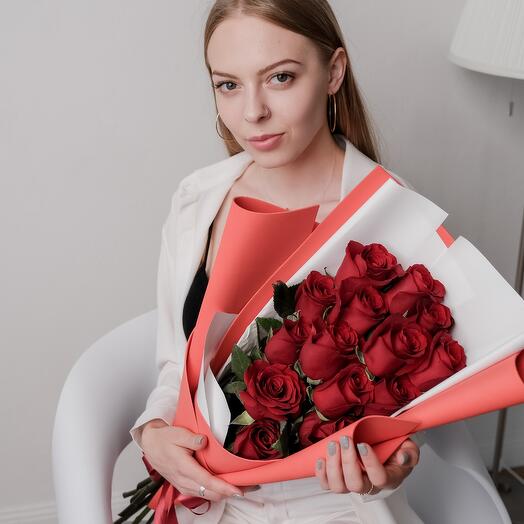Каскад из красной розы