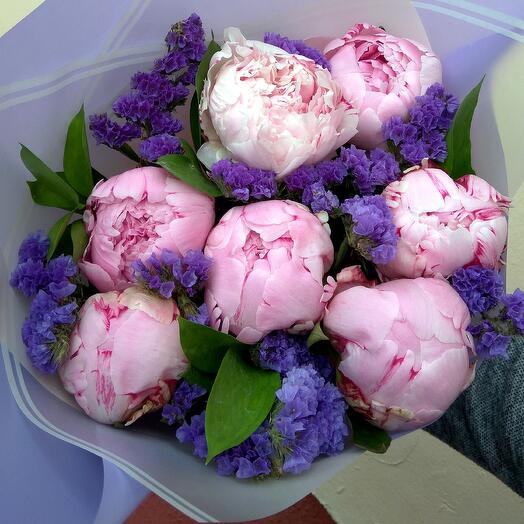 Bouquet of 7 peonies by Sarah Bernhardt with a statice