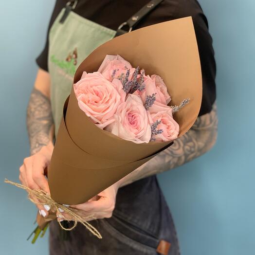 Bouquet of 5 French Pink O'Hara roses with lavender in a craft bag