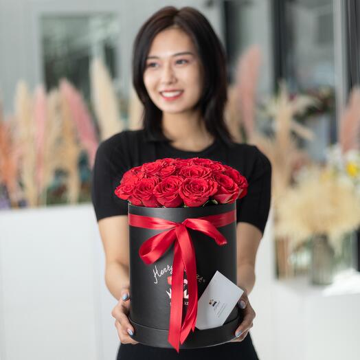 25 красных роз в черной коробке