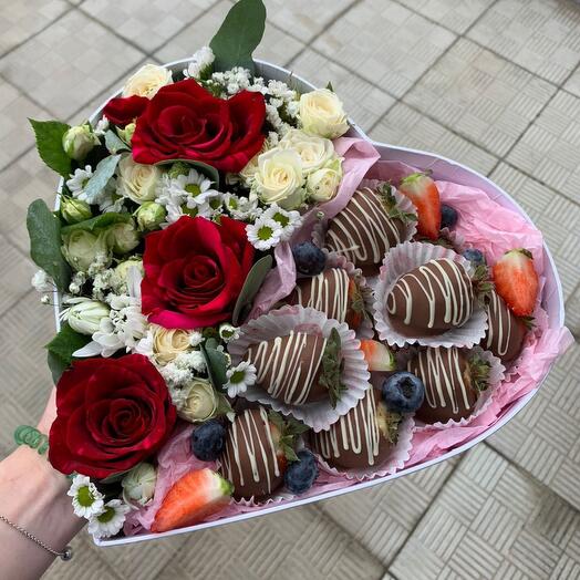 Композиция с клубникой в шоколаде