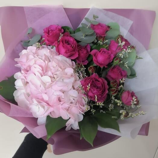 Ramo de hortesia y rosas de peonía