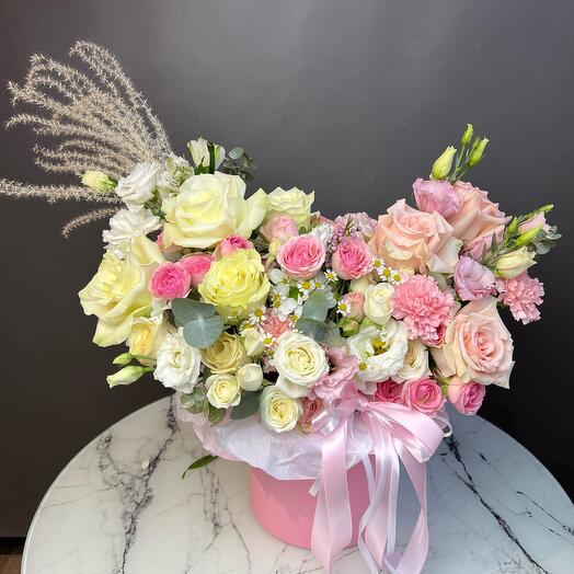 Цветы в коробке из эустомы и кустовых роз