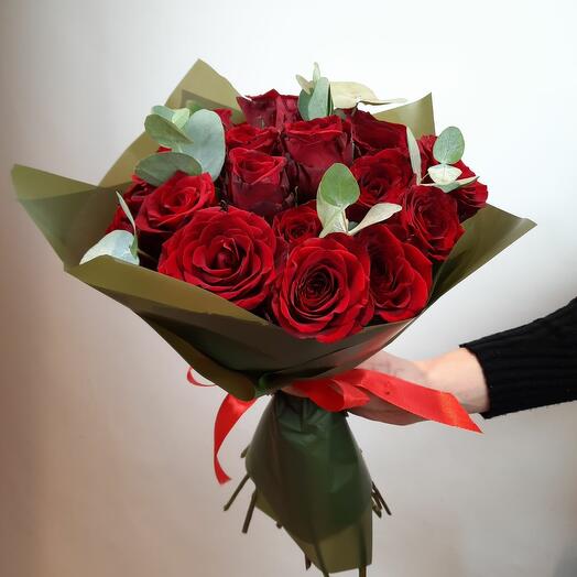 Букет роз Мадам Рэд с эвкалиптом 40 см (21 шт)