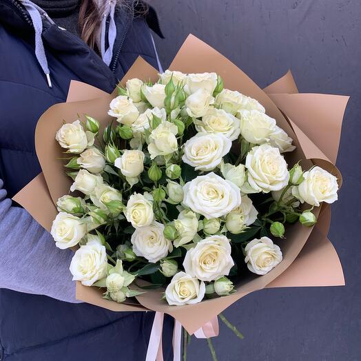 Bouquet of 7 white bush roses in a stylish package