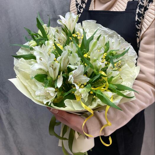 A prefabricated bouquet of gypsophila and alstroemeria️