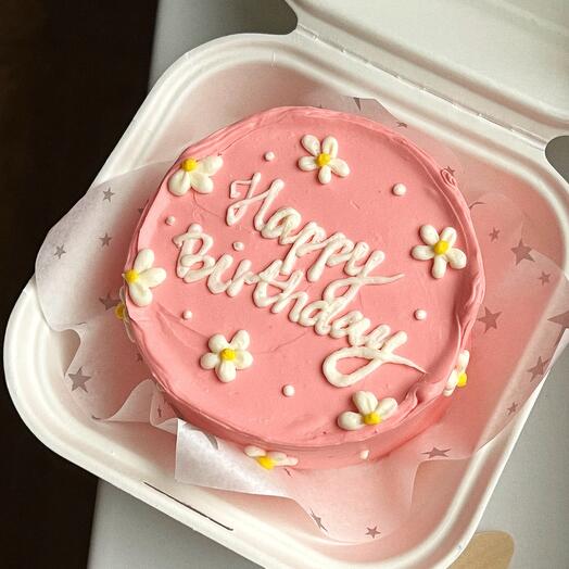 Pastel de Bento rosa "feliz cumpleaños" con flores