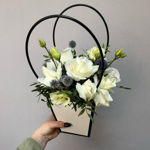 Eustoma blanco como la nieve y las rosas en el bolso