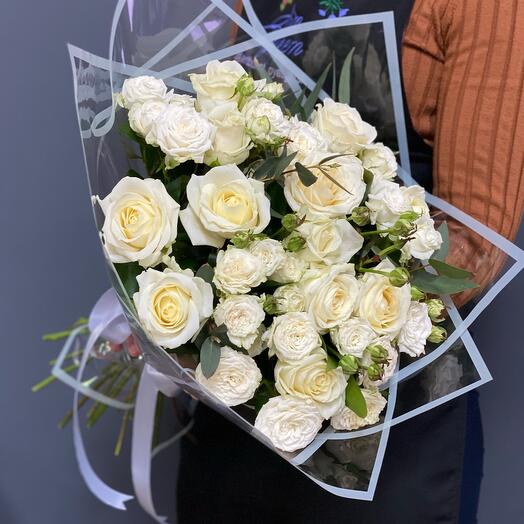 Bouquet of white roses