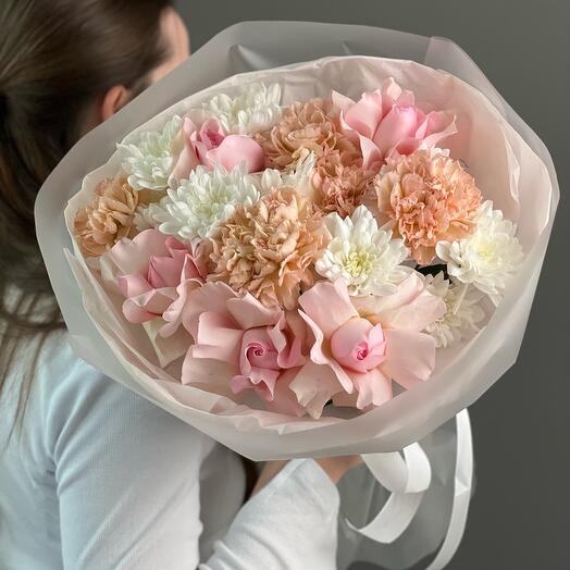A voluminous bouquet of French roses, dianthuses and bush chrysanthemums 💕
