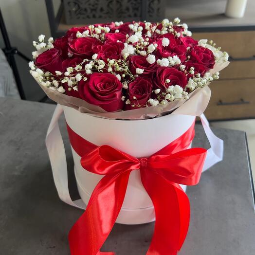 25 rosas rojas "Cupido" en una Caja de sombreros