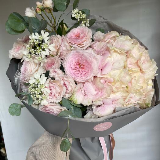 Rosas peonías y hortensias