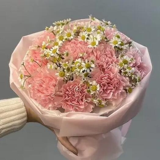 Букет с диантусами и ромашкой