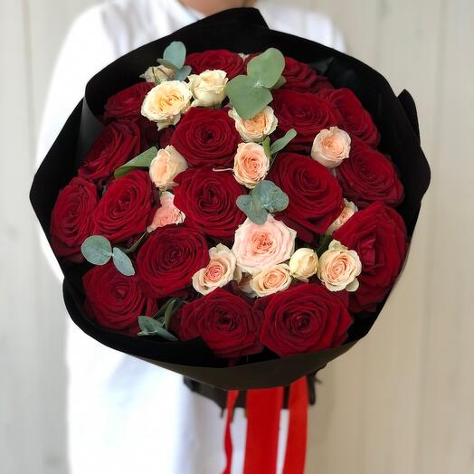 Rosas rojas y crema con eucalipto
