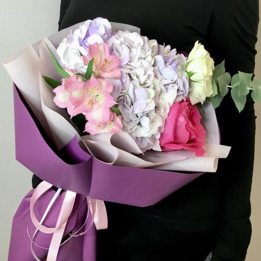 Ramo con peonía rosa, Hortensia y alstroemeria "Tentación"