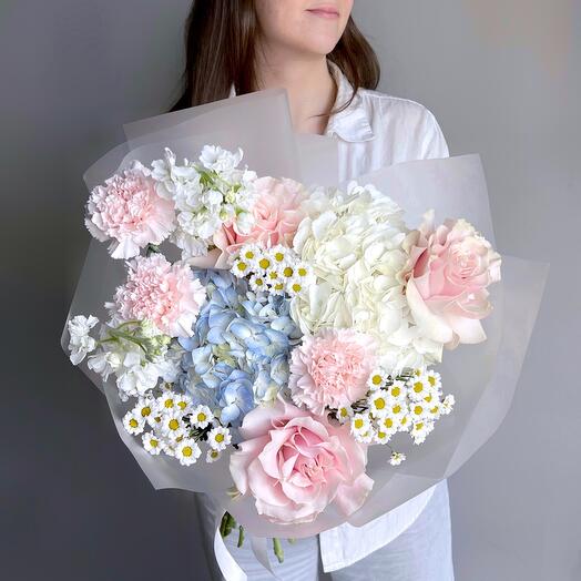 Гортензия, француские розы и маттиола