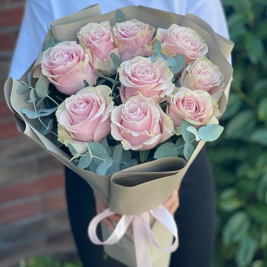 Букет из голландских роз с эвкалиптом «Женственный»
