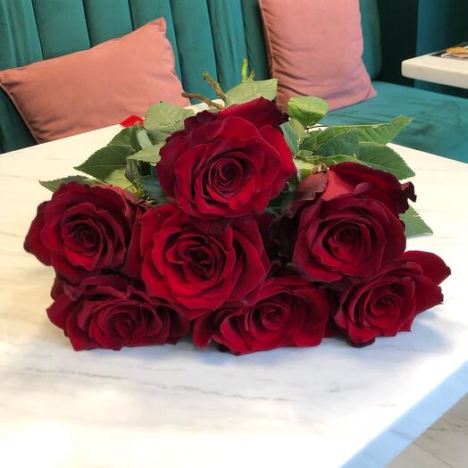 7 rosas rojas debajo de la cinta