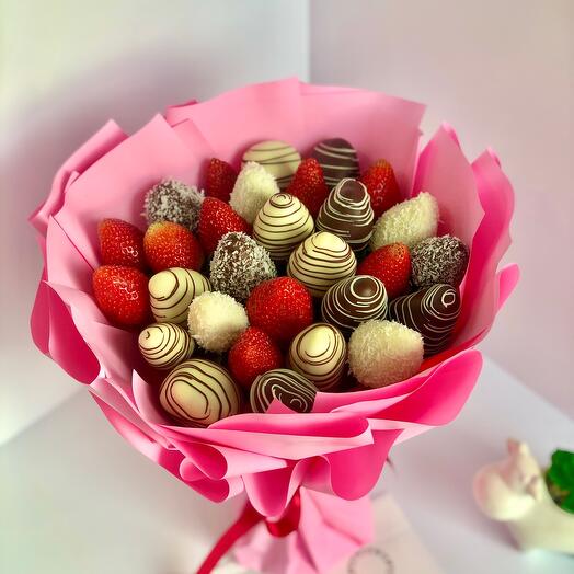 Edible bouquet of chocolate-covered strawberries 1