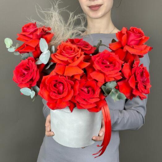 Французские алые розы в коробке