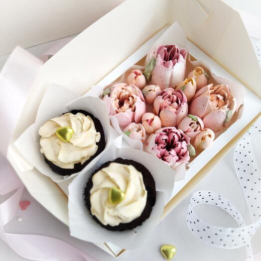 2 шоколадных капкейка + зефирные цветы