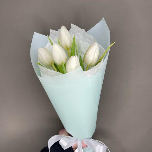 Букет-комплимент из белых тюльпанов