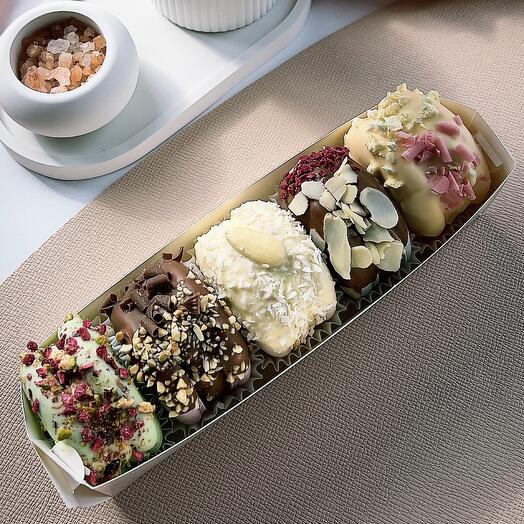 A box of pasta with decor of 5 pieces