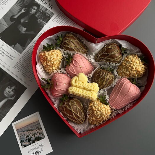 Fresas cubiertas de chocolate en el corazón