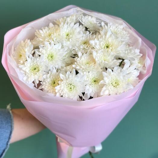 Monobucket made of snow-white chrysanthemums