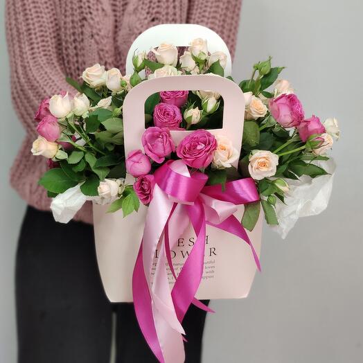 Arreglo de rosas de amor en un bolso artesanal