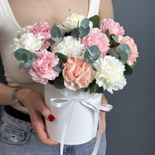 Букет из диантусов и эвкалипта в шляпной коробке. Букет 145 Florish