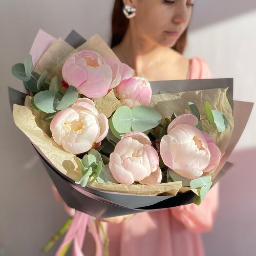Peonías Rosadas en un ramo de eucalipto