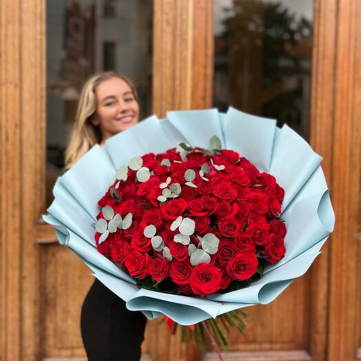 Букет 101 роза с эвкалиптом 60см