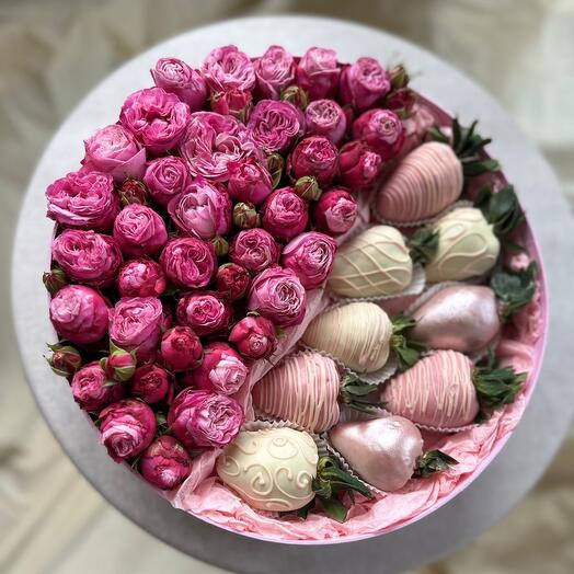 Клубника в шоколаде с цветами