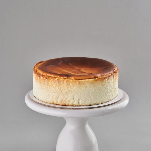 Чизкейк Сан Себастьян с шоколадным соусом