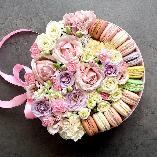 Flowers and macaroons in pink box M