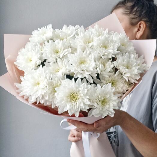 Bouquet of bushy white chrysanthemums