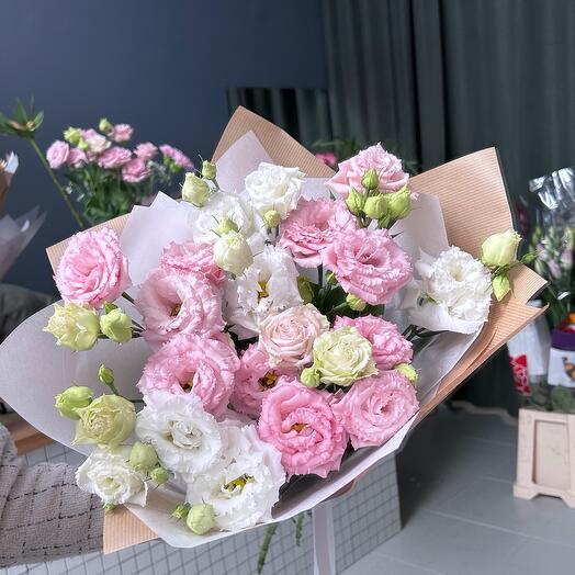 Bouquet of pink and white lisianthus