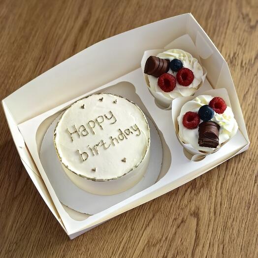 Бенто торт  happy birthday и капкейки с ягодой