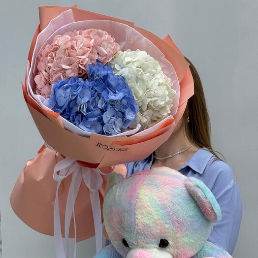 Комбо из 3-х гортензий и радужного мишки