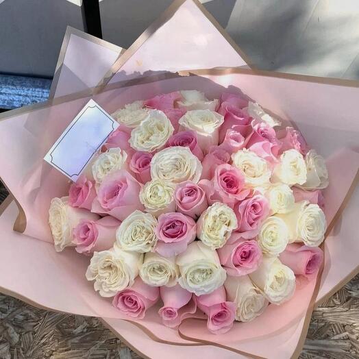Нежный микс из 35 розы