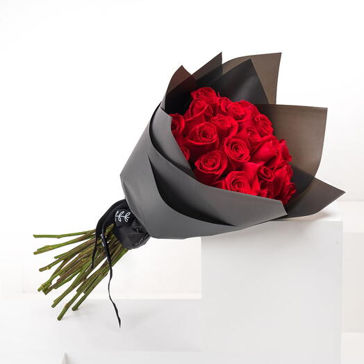 Роковой букет la Femme Fatale  из 15 красных импортных роз 🌹🦋🍀