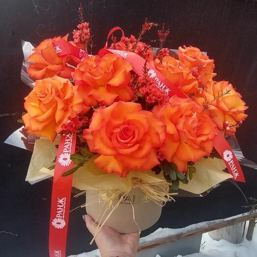 Букет из 9 французских роз в коробке от Цветочного магазина Оранж Алматы