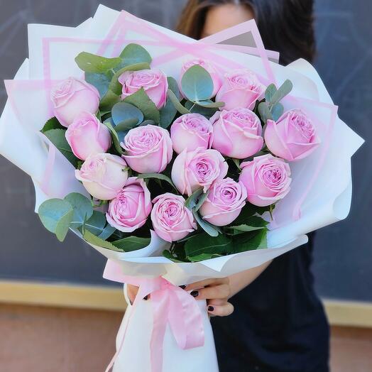 Bouquet of peony-shaped roses